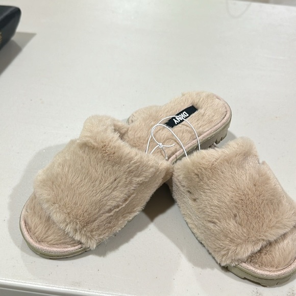 DKNY Tan Plush Slide Slippers New - Picture 2 of 8